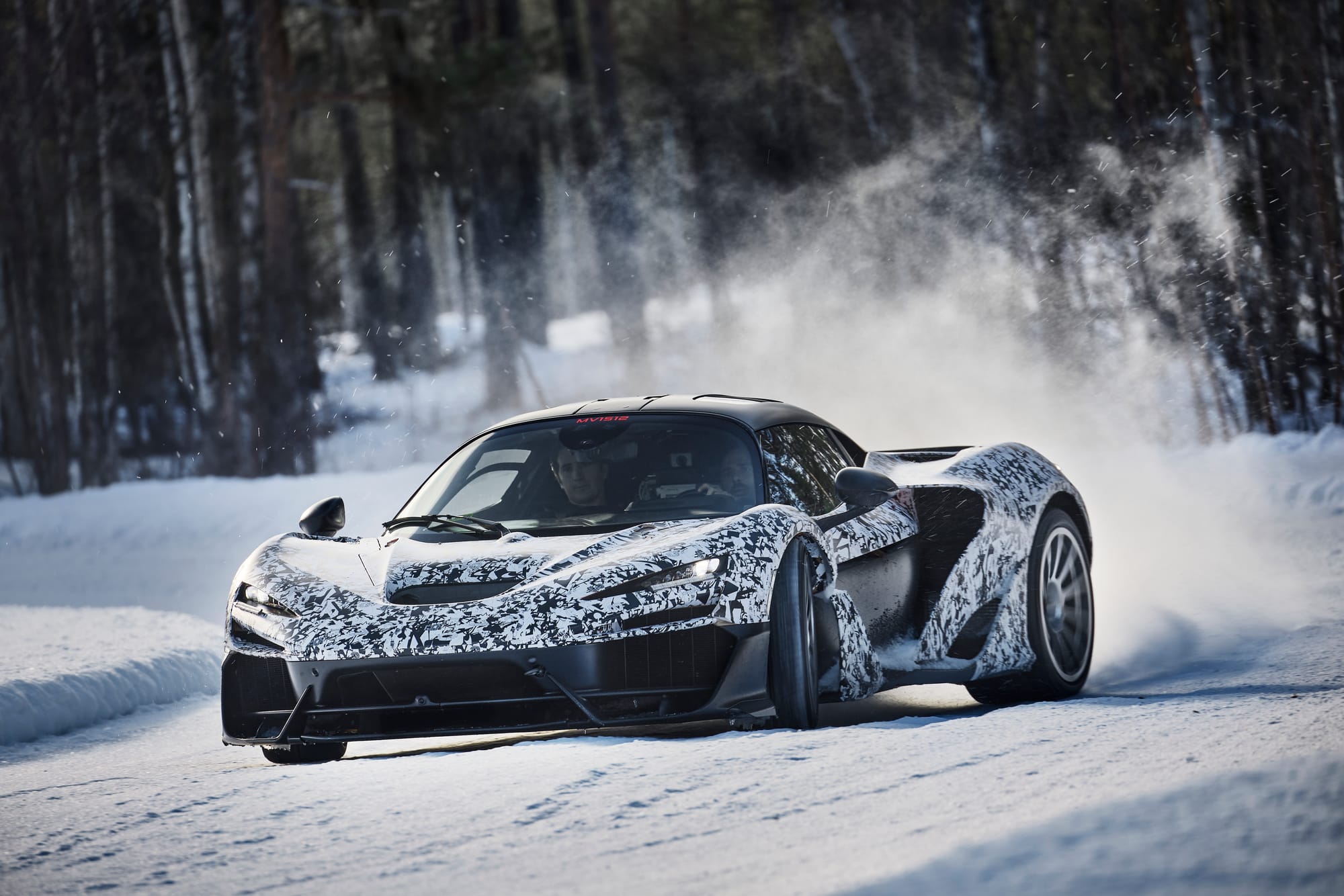 HVハイパーカー「マクラーレンW1」が雪上・氷上でも脅威のパフォーマンスを発揮