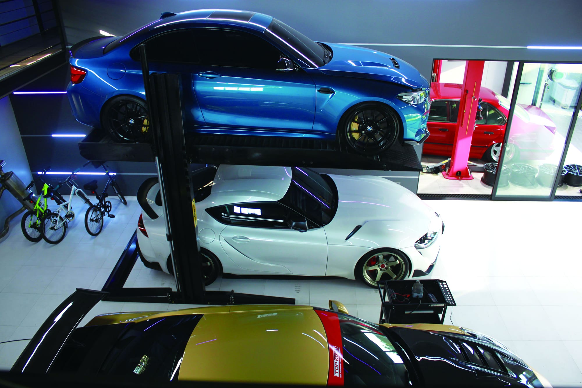 【ガレージライフ】GT-R専用に建てられたモダンでインダストリアルなガレージ。