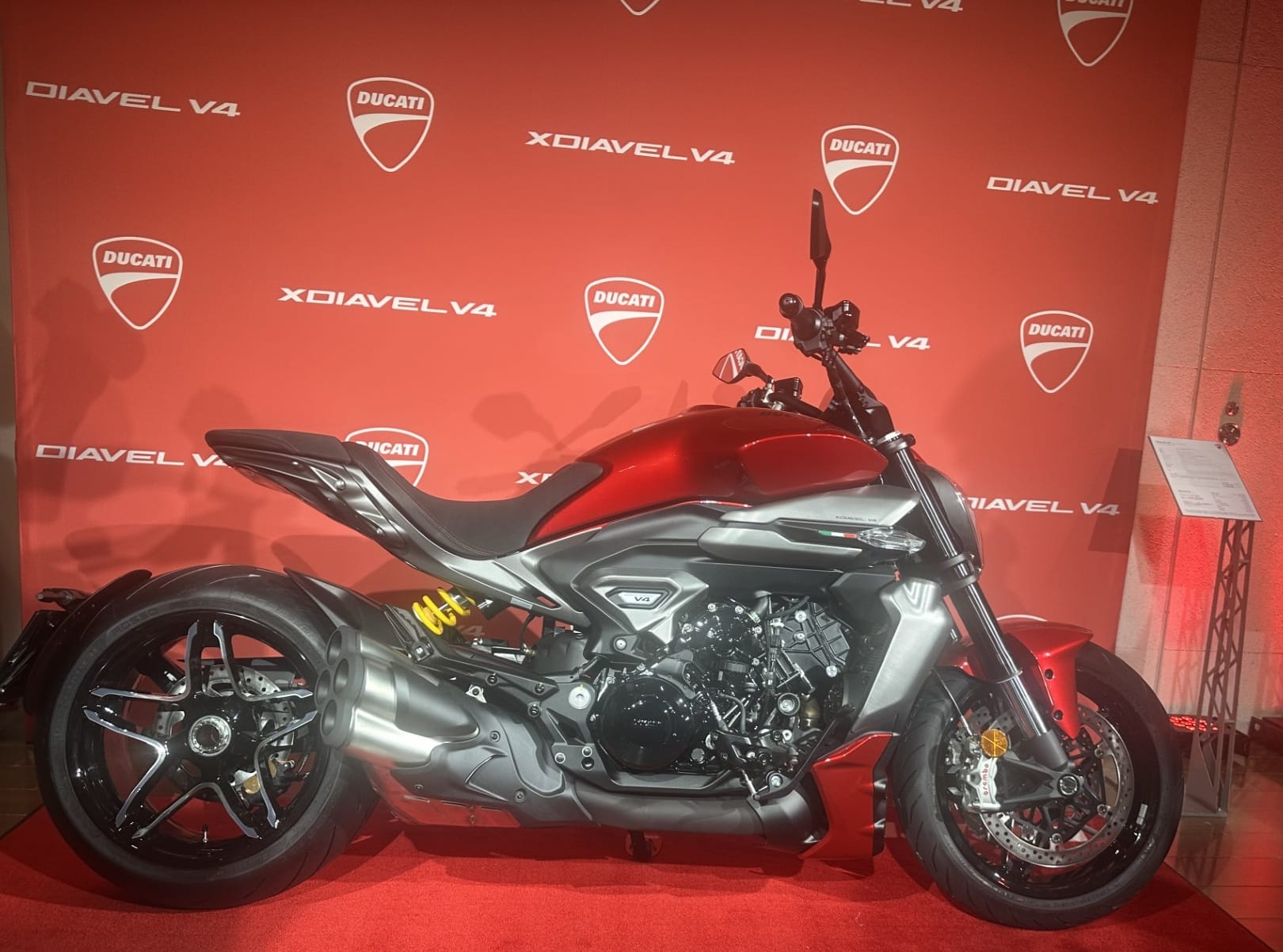 ドゥカティ新型「XDiavel V4」が10月4日発売！ MotoGP由来V4エンジン搭載の 唯一無二の存在感を放つ“キング・オブ・クルーザー”