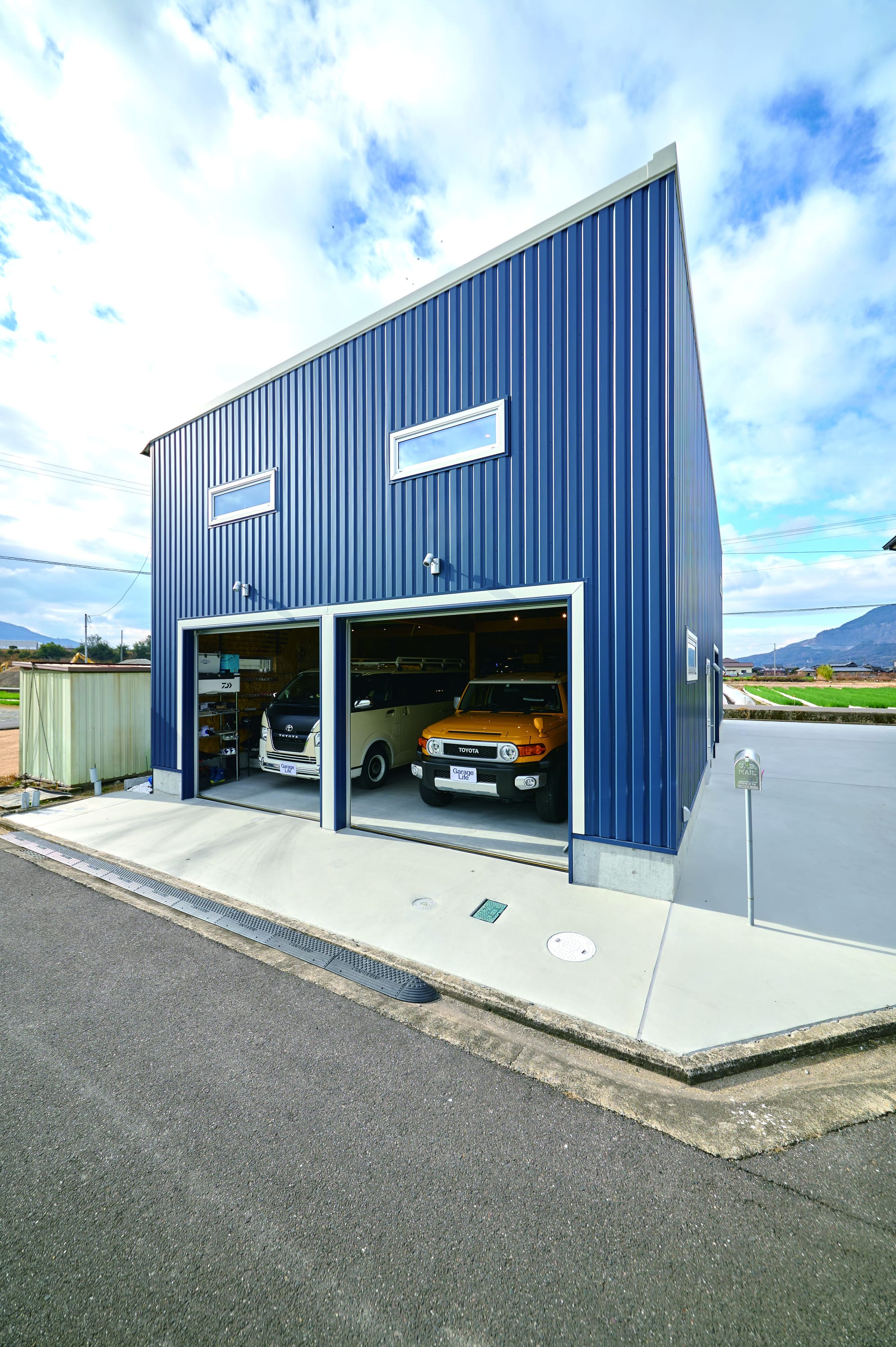 シンプルな外観から想像つかないガレージは、 夢が詰め込まれた宝箱