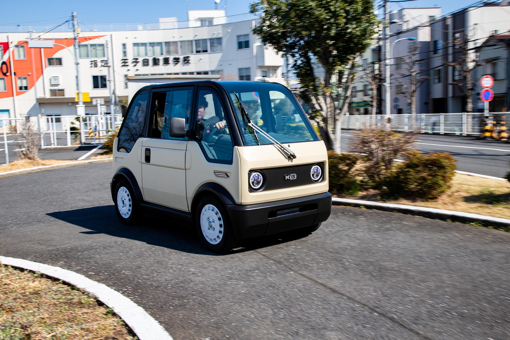 小型モビリティロボット「mibot（ミボット）」が量産プロトの完成を機にメディア向け試乗会を実施！ 本誌も注目する走りは？